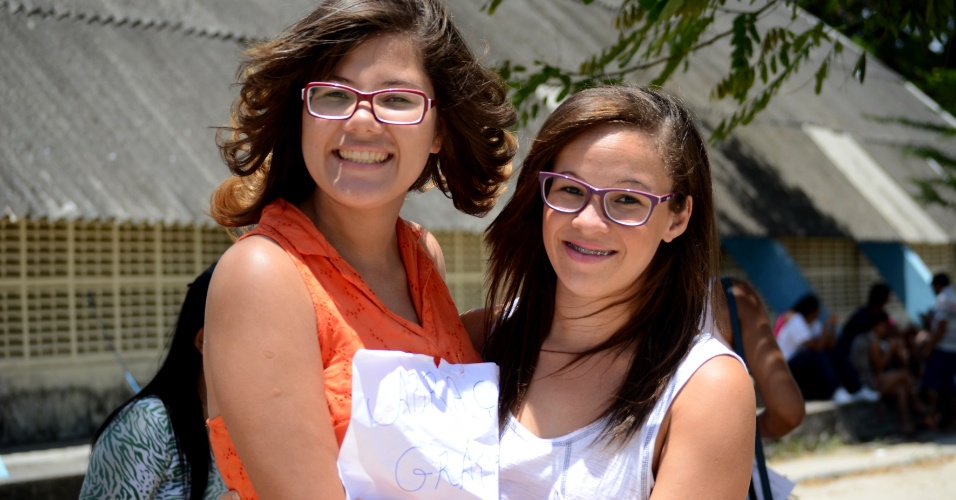 9.nov.2014 - Mayra Adryelle dos Santos, 16, distribui abraços nas imediações do ginásio de esportes do Cepa (Centro de Ensino e Pesquisas Aplicadas) em Maceió