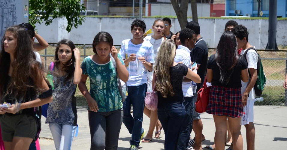 9.nov.2014 - Na Escola Estadual Princesa Isabel, em Maceió, o movimento era tranquilo pouco antes do fechamento dos portões para o segundo dia de prova do Enem (Exame Nacional do Ensino Médio)