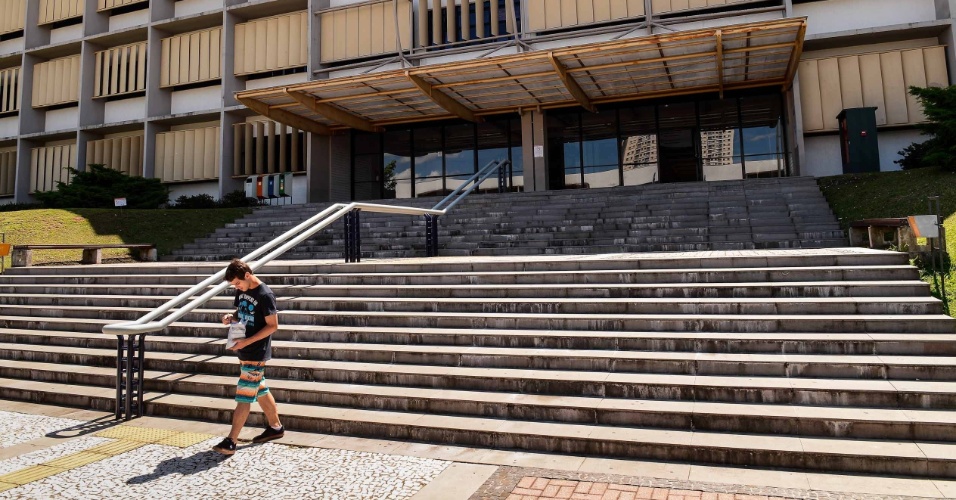 9.nov.2014 - Primeiros candidatos começam a sair do segundo dia de prova do Enem 2014 na Universidade Positivo, em Curitiba