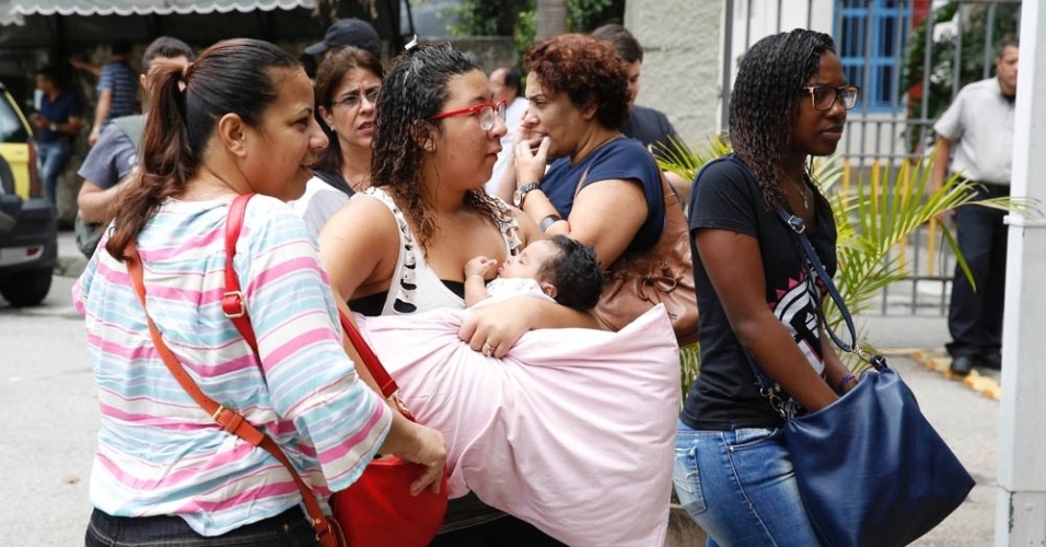 9.nov.2014- Candidata chega com bebê no colo na PUC-RJ, no Rio de Janeiro, para o segundo dia de prova do Enem (Exame Nacional do Ensino Médio) 2014