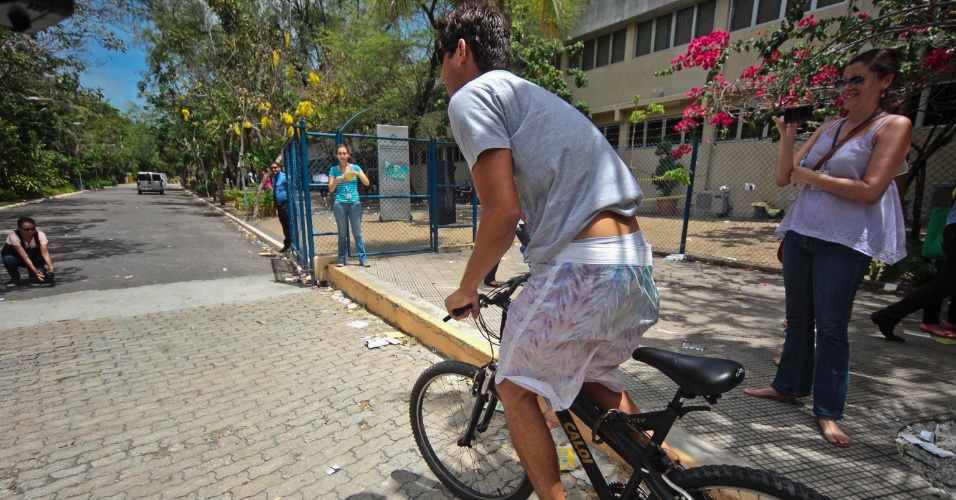 9.nov.2014- Candidato chega de bicicleta para o segundo dia de prova do Enem (Exame Nacional do Ensino Médio) 2014, no campus da Unifor (Universidade de Fortaleza), no bairro Água Fria, em Fortaleza (CE)