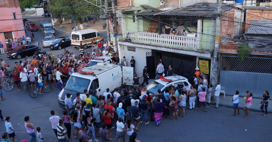 10.nov.2014 - Policiais militares encontraram uma mala com partes do corpo de uma mulher em um terreno baldio no bairro do Grajaú, zona sul de São Paulo, nesta segunda-feira (10).