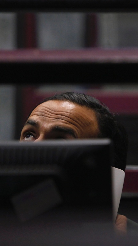 10.nov.2014 - Um corretor monitora os preços das ações durante uma sessão de negociação na Bolsa de Valores de Karachi, no Paquistão - Akhtar Soomro/Reuters