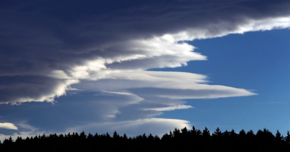 11.nov.2014 - Nuvens flutuam sobre floresta em região de planalto perto de Seeg, na Alemanha