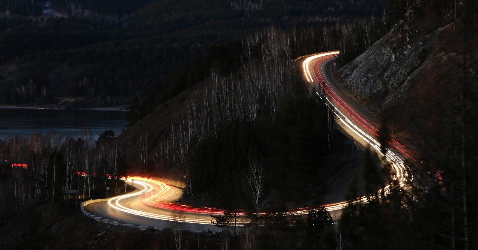 11.nov.2014 - Veículos passam ao longo da rodovia federal M54, no distrito Siberian Taiga, perto da vila Sliznevo, em Krasnoyarsk, na Rússia