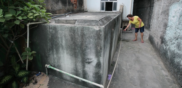 Bete construiu uma cisterna em sua casa a fim de contornar a falta de água frequente em sua rua - Júlio César Guimarães/UOL