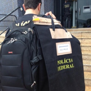 Agente da PF durante operação contra a corrupção no Legislativo - Guto Kuerten/Agência RBS/Estadão Conteúdo