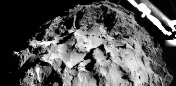 Imagem feita pela câmera do robô Philae em sua descida rumo ao 67P nesta quarta-feira (12) capta a superfície do cometa a uma distância aproximada de 3 km - ESA/Rosetta/Philae/ROLIS/DLR