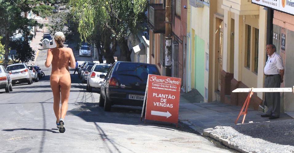 9.nov.2014 - Mulher é flagrada correndo nua nas ruas de Porto Alegre, a poucos metros do Palácio Piratini horas antes da "Corrida Pelada", neste domingo (09)