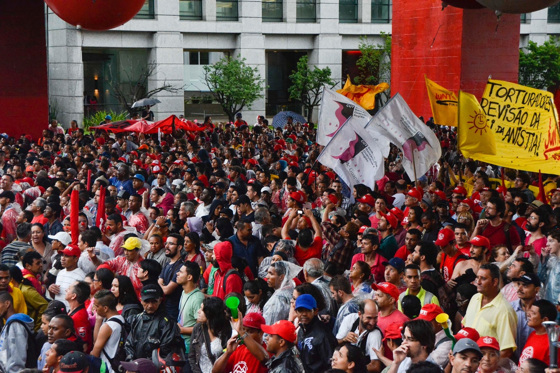 13.nov.2014 - Manifestantes se concentram no vão livre do Masp, na avenida Paulista, em São Paulo, para a Marcha Popular pelas Reformas, nesta quinta-feira (13). A marcha, organizada por movimentos sindicais e sociais, reivindica reformas estruturais como urbana, agrária, tributária e a democratização dos meios de comunicação, além da realização de uma constituinte para reforma do sistema político - Fernando Zamoura/ Futura Press/ Estadão Conteúdo