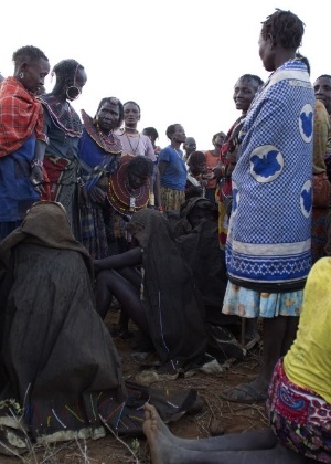 13.nov.2014 - Meninas da etnia Pokot são cobertas com peles de animais logo após passarem por um rito de circuncisão em uma aldeia a cerca de 80 km da cidade de Marigat, em Baringo, no Quênia - Siegfried Modola/Reuters