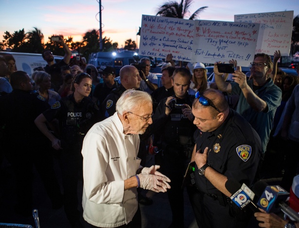 12.nov.2014 - Policial pede que o ativista Arnold Abbott pare de servir comida para os sem-teto em parque de Fort Lauderdale, na Flórida (EUA) - Ryan Stone/"The New York Times"