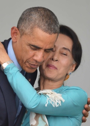 Obama e Aung San Suu Kyi se abraçam