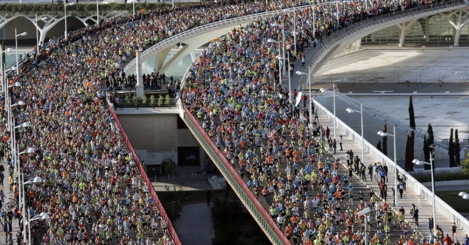 16.nov.2014 - Cerca de 23 mil corredores cruzam a ponte da Cidade das Artes e das Ciências de Valência, na Espanha, durante maratona de 10 km, neste domingo. O atleta queniano Jacob Kendogar foi o vencedor ao completar a prova em 2h08