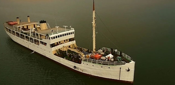 Navio de passageiros e carga que ainda navega pelo lago Tanganica - BBC