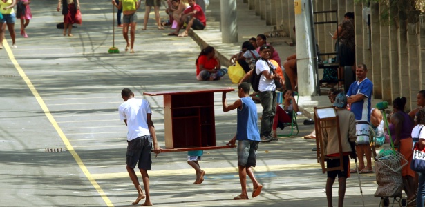 Moradores que invadiram o conjunto habitacional do programa Minha Casa Minha Vida em Guadalupe continuam no local nesta segunda-feira - Gabriel de Paiva/ Agência O Globo