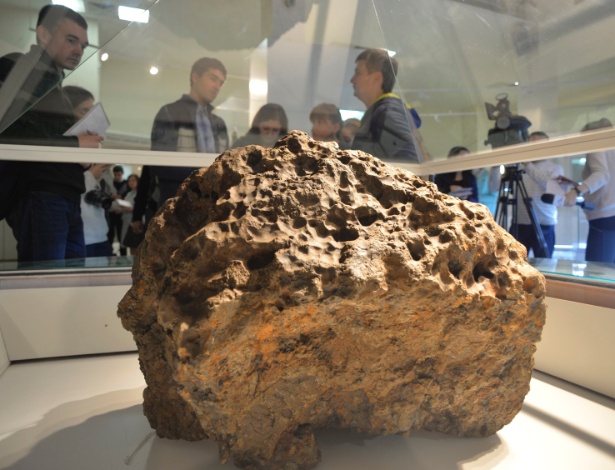Fragmento de meteorito que foi retirado de um lago e exposto no museu de Tcheliabinsk, em Chelyabinsk, Rússia - Andrey Tkachenko/Reuters