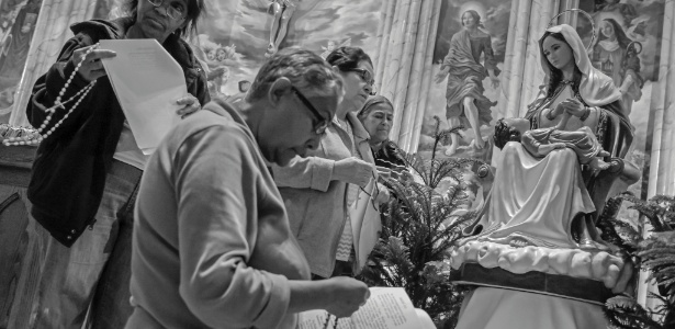  Porto-riquenhos fazem novena na Igreja de Santa Brígida, em Nova York - David Gonzalez/The New York Times