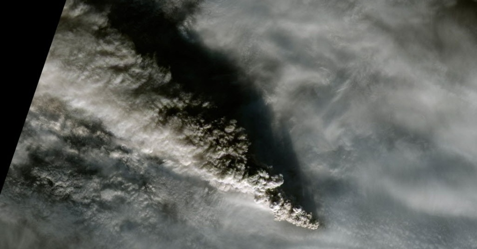 18.nov.2014 - Uma nuvem de fumaça do vulcão Pavlof, localizado na Aleutian Range, na península do Alasca, é flagrada pelo satélite da Nasa. Até o dia 15 de novembro, o vulcão lançou cinzas a uma altitude de 9 km, alto o suficiente para interromper voos comerciais