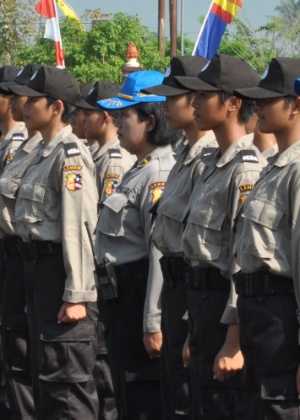 3.jun.2014 - Recrutas da polícia da Indonésia durante cerimônia em Semarang, na província de Java - Freddy Umar/AFP