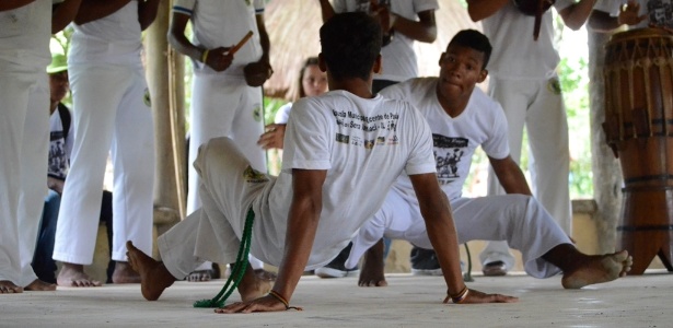18.nov.2014 - Grupos de capoeira se apresentam para usuários de Parque Memorial Zumbi dos Palmares, em União dos Palmares (AL) - Beto Macário/UOL