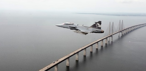 Caça Gripen faz voo de demonstração sobre a Suécia - Divulgação