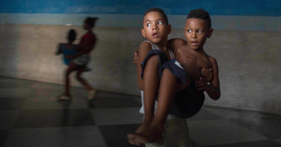 19.nov.2014 - Crianças participam de aula de luta livre no centro de Havana, em Cuba