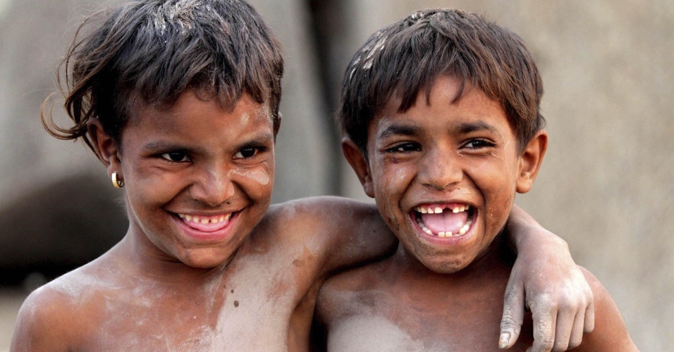 19.nov.2014 - Crianças posam para uma fotografia na véspera da celebração do Dia Mundial da Criança em Lahore, no Paquistão