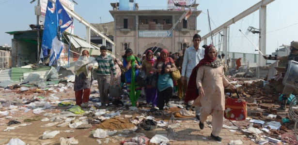 Devotos deixam o templo do guru Rampal Maharaj, em Hisar, 175km ao norte de Nova Déli, na Índia - Sajjad Hussain/AFP