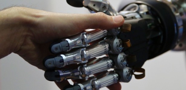 Moda em torno da inteligência artificial faz empresas usarem humanos como se fossem máquinas - Andrea Comas/Reuters