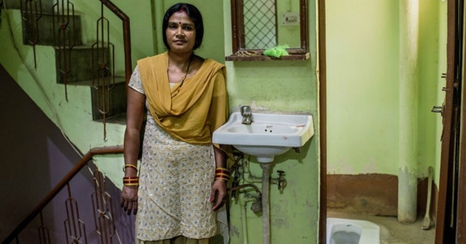 19.nov.2014 - Sangita, 35, mudou-se para Nova Délhi, na Índia, há dez anos. Antes, ela morava em um vilarejo onde tinha de ir ao banheiro nos campos de cultivo. Sangita diz que sentia-se envergonhada por isso. Por esta razão, ela fez questão de ter seu próprio banheiro em sua nova casa