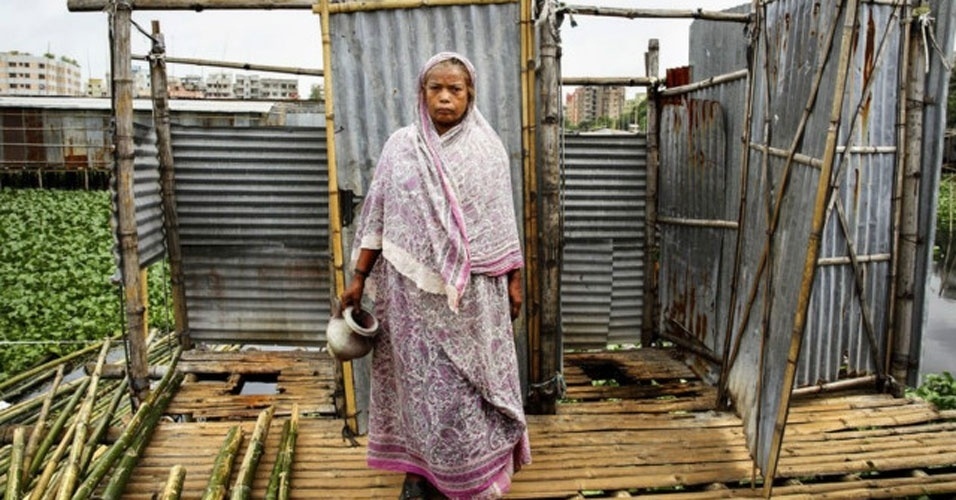 19.nov.2014 - Sukurbanu, 65, vive na favela de Rupnagar, em Dacar, Bangladesh, desde pequena. Ela usa um banheiro suspenso, construído em uma palafita, de onde caiu recentemente. A mulher diz que fica doente com frequência e acredita que a explicação esteja no saneamento precário. Sukurbanu mora com três filhas, que enfrentam longas filas para usar o banheiro pela manhã, antes de ir para o trabalho