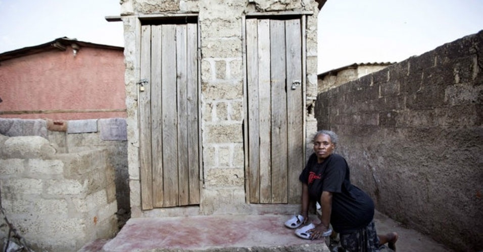 19.nov.2014 - Susan, 46, é fundadora de uma escola comunitária para crianças com deficiência física e mental em Zâmbia. "Sou feliz e tenho orgulho por ensinar estas crianças, para que no futuro elas tenham uma vida melhor e não fiquem só em casa. Tive pólio aos dois anos de idade. Não é fácil ser deficiente em Lusaka (capital da Zâmbia). Ir ao banheiro é um desafio, especialmente durante a época de chuvas, quando tenho que subir no banheiro com as mãos", afirma