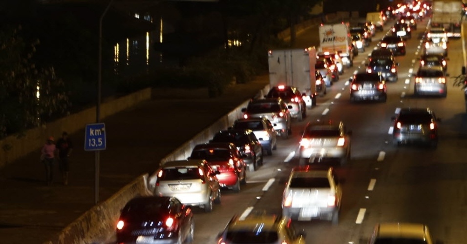 19.nov.2014 - Trânsito congestionado na Marginal Tietê, próximo a ponte das Bandeiras, no sentido Ayrton Senna, durante o início da noite em São Paulo