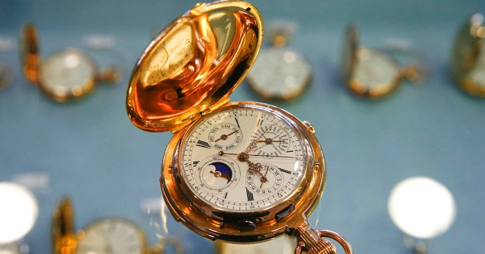 19.nov.2014 - Um relógio de bolso dourado da marca Marchand & Sandoz de cerca de 1900 é apresentado em leilão em Zurique, na Suíça