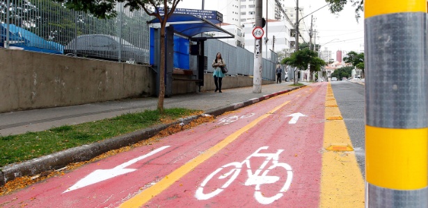 Mesmo com ciclovia, ponto de táxi em rua da zona sul de São Paulo ainda funciona - Reinaldo Canato/UOL