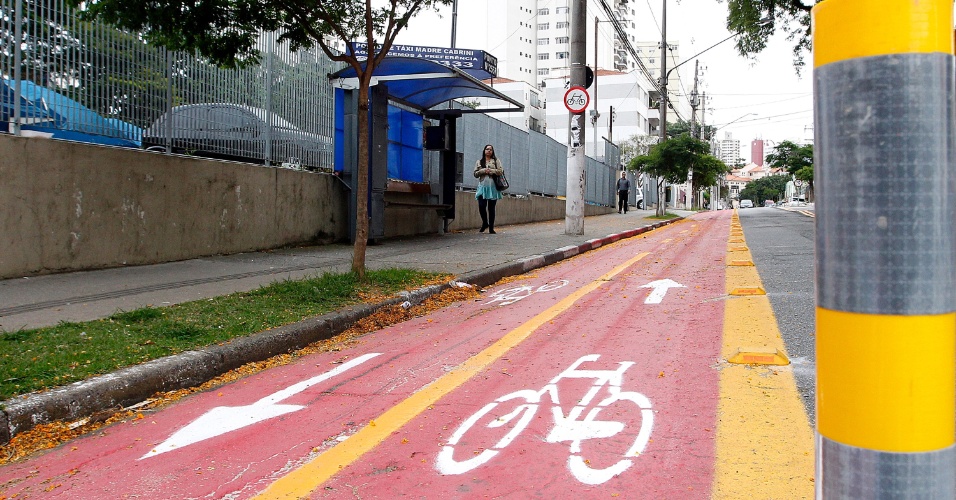 Nova ciclovia cria'remendos' em rua movimentada na zona sul de SP Notícias Cotidiano Aparador Colonial De Madeira ~ Nova ciclovia cria'remendos' em rua movimentada na zona sul de SP Notícias Cotidiano