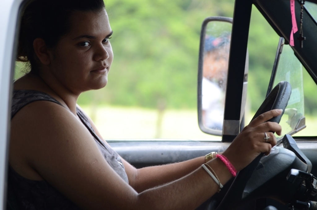 Condutora de pau-de-arara diz que 'cabe tranquilo' 40 crianças e adolescentes na caçamba do mini-caminhão