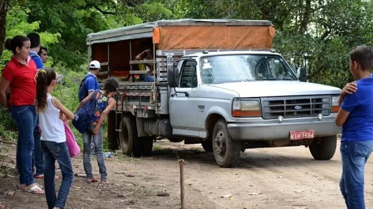 Pau-de-arara leva estudantes da Serra da Barriga ao sítio Recanto. Trecho percorrido por veículo é de 18 km por dia - Beto Macário/UOL - Beto Macário/UOL