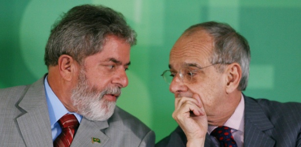 O então presidente Luiz Inacio Lula da Silva e o ministro da Justiça Márcio Thomaz Bastos durante cerimônia em 2006 - Sergio Lima - 19.dez.2006 / Folhapress