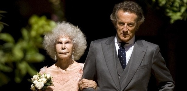 Duquesa de Alba durante casamento aos 85 anos, com funcionário de 61 anos na Espanha, apesar da oposição dos seis filhos - Jorge Guerrero/AFP/5.10.2011