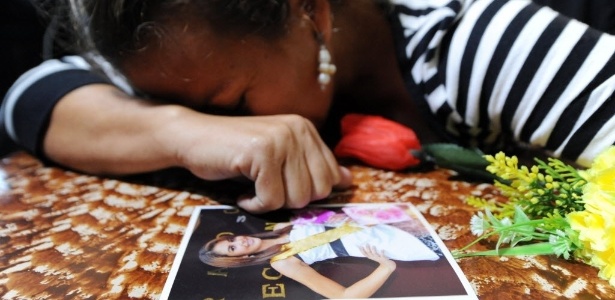 Mãe chora durante velório das filhas em Honduras, Sofia e Maria José - Orlando Sierra/AFP
