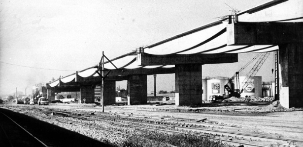 A ponte Rio-Niterói em construção em 1972 - Folhapress