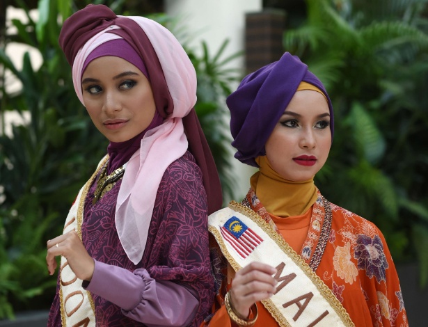 Molina Ulfah Ramadhan da Indonésia (à esq.) e Ainur Nelissa da Malásia (à dir.), duas das finalistas do World Muslimah Awards, concurso de beleza do qual só participam mulheres muçulmanas