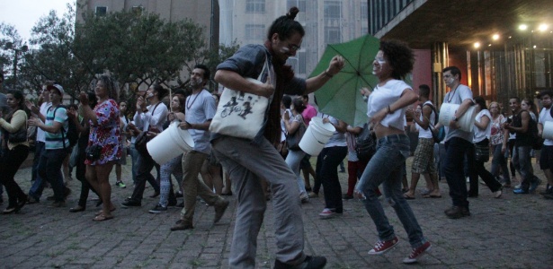Grupo participa do evento "A Maior Dança da Chuva do Mundo", no vão livre do Masp - Luís Cleber/Estadão Conteúdo LUIS CLEBER/ESTADÃO CONTEÚDO