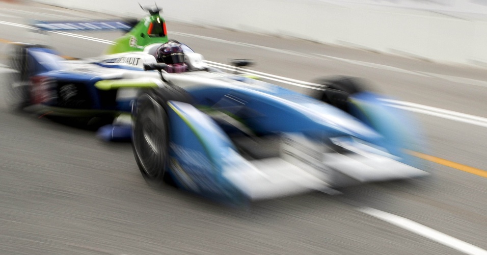 21.nov.2014 - Piloto italiano Jarno Trulli participa de um test drive da segunda corrida da Fórmula E em Putrajaya, na Malásia