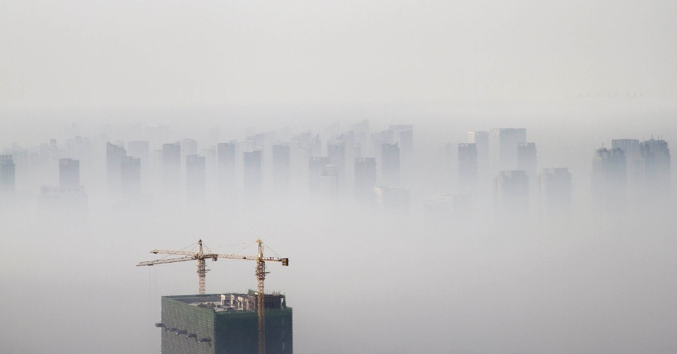 21.nov.2014 - Um edifício em construção é visto em meio a fumaça em um dia poluído em Shenyang, na província de Liaoning, na China