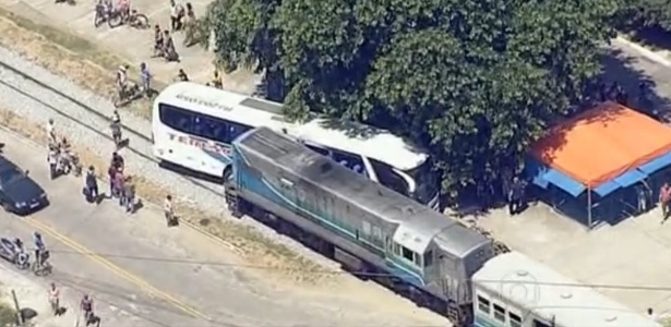Um ônibus colidiu com um trem no centro de Guapimirim, na Baixada Fluminense, na manhã desta sexta-feira (21) - Reprodução/TV Globo