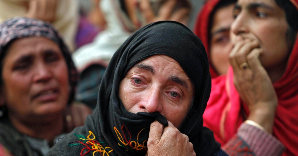 21.nov.2014 - Parente de suposto militante chora durante funeral na aldeia Panjran, a cerca de 50 km ao sul de Srinagar, na Índia