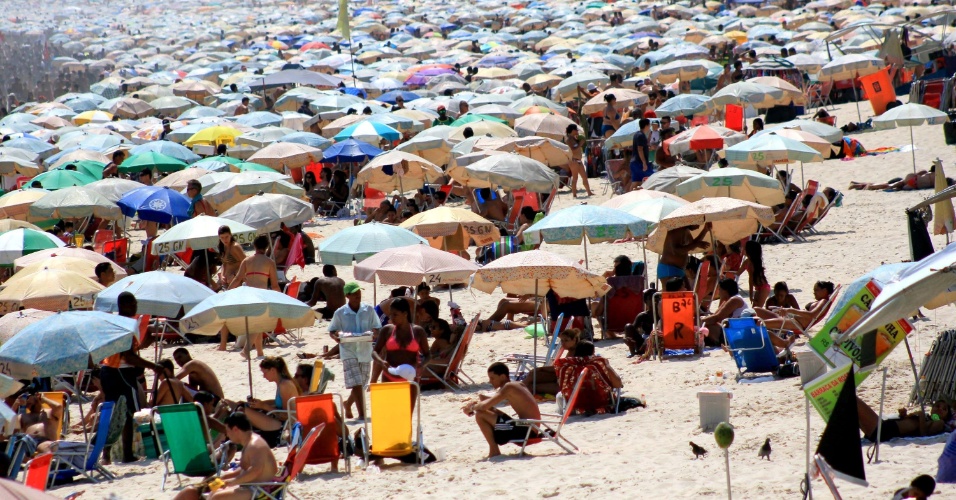Banhistas lotam a praia de Ipanema, na zona sul do Rio de Janeiro, neste sábado (22). A máxima registrada neste sábado, na rede do Alerta Rio, foi de 37,6 ºC, às 10h45, em Guaratiba, na zona oeste, com sensação térmica de 43 ºC